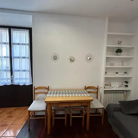En El Centro De Apartament Llanes